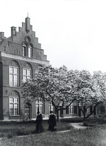 883949 Afbeelding van bloeiende bomen in het Speyart van Woerden's Hof (Kerkstraat 41 - 73) te Utrecht.